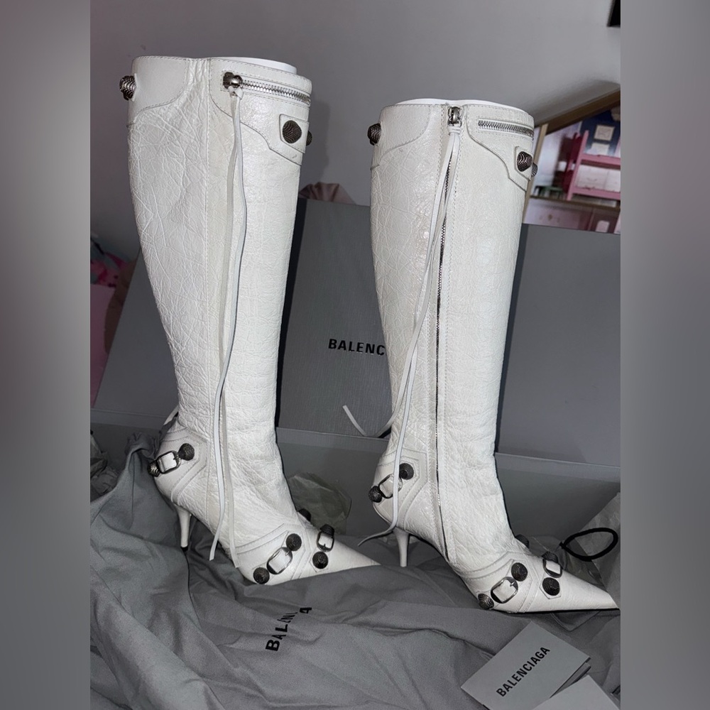 BALENCIAGA
Off-White Cagole 90 Boots
Size: 35